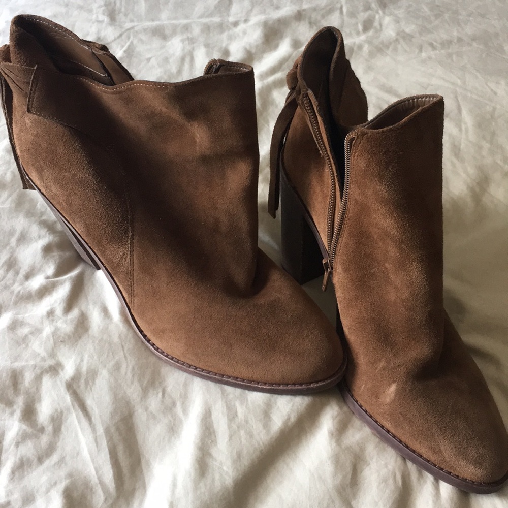 Vince Camuto 9 brown suede Linford Bootie NEW